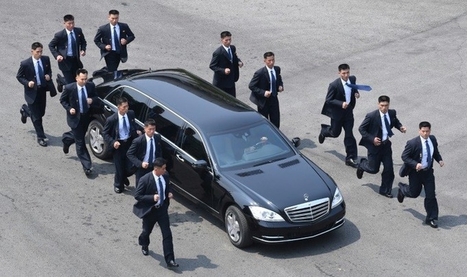 Chiếc limousine chở ông Kim Jong-un có gì đặc biệt? - 2
Theo thông tin từ nhà sản xuất, cửa sổ xe S600 làm bằng loại kính chống đạn đặc biệt và được phủ polycarbonate ở mặt trong để chống bị vỡ vụn ngay cả khi bị bắn bằng súng trường AK ở tầm gần. (Ảnh: AFP)