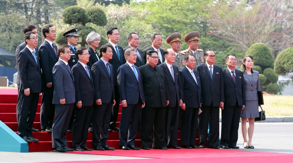 Ông Kim Jong-un bước chân qua ranh giới liên Triều - 17 Tổng thống Moon, nhà lãnh đạo Kim cùng các quan chức cấp cao hai nước chụp ảnh lưu niệm.