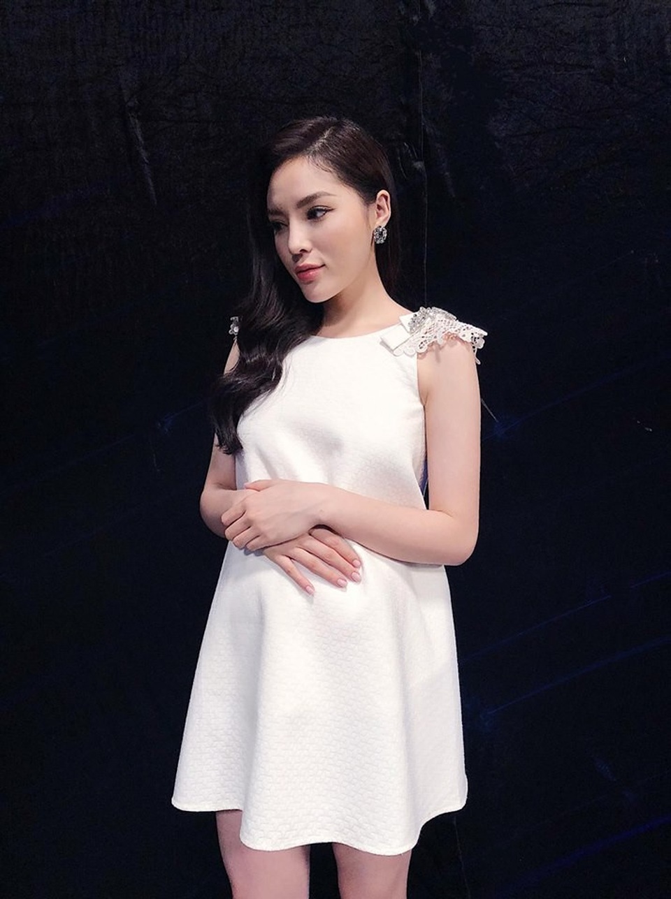 Hoa hậu Kỳ Duyên khoe "bầu 5 tháng"; Elly Trần diện đồ "kín bưng" vẫn khiến "nhức mắt" - 1 Hoa hậu Kỳ Duyên khoe bầu 5 tháng trên trang cá nhân. Gần đây cô tham gia gameshow thử thách mang bầu nên hình ảnh này thường xuyên được cô chia sẻ trên trang cá nhân.