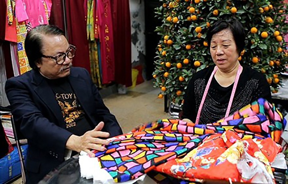 Diễn viên phim “Làng Vũ Đại ngày ấy” sau 36 năm - 12 Ngoài thành công trong nghiệp diễn, nghệ sĩ Bùi Cường may mắn vì có một gia đình lý tưởng, một người vợ đảm đang tháo vát, giỏi kinh doanh và cũng không kém phần xinh đẹp. Đến nay tình cảm đã vợ chồng đã có gần 50 năm yêu nhau, 40 năm nên nghĩa vợ chồng.