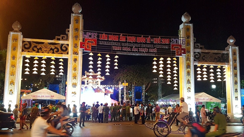 
Công viên Thương Bạc đường Trần Hưng Đạo nơi diễn ra Liên hoan ẩm thực quốc tế - Huế 2018.
