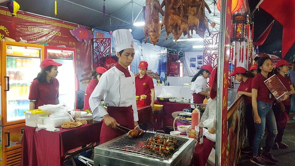 Gian hàng đồ Trung Quốc với Vịt quay nổi tiếng