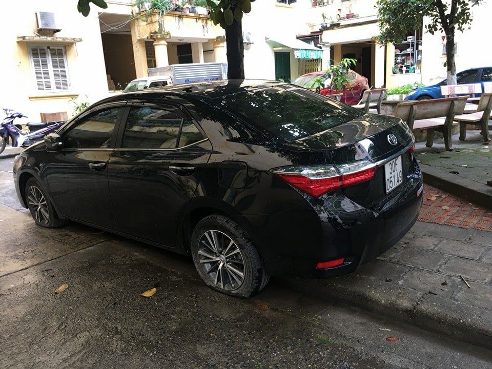 Gần 40 ô tô ở khu chung cư Hà Nội bị chọc thủng lốp trong đêm - 7 Một số người đã mang xe đi sửa hoặc gọi thợ mang lốp mới đến để thay thế. Một số xe vẫn nằm nguyên tại chỗ.