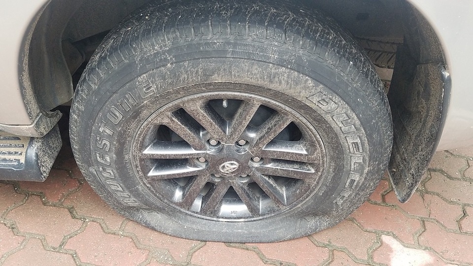 Gần 40 ô tô ở khu chung cư Hà Nội bị chọc thủng lốp trong đêm - 6 Gần 40 ô tô ở khu chung cư Hà Nội bị chọc thủng lốp trong đêm - 6