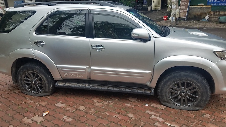 Gần 40 ô tô ở khu chung cư Hà Nội bị chọc thủng lốp trong đêm - 9 Gần 40 ô tô ở khu chung cư Hà Nội bị chọc thủng lốp trong đêm - 9