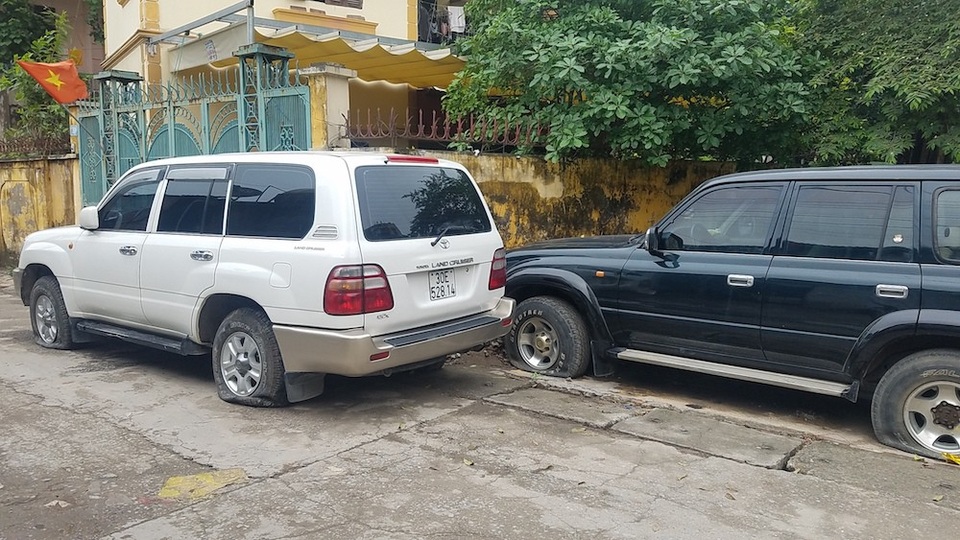 Gần 40 ô tô ở khu chung cư Hà Nội bị chọc thủng lốp trong đêm - 3
Xe bị chọc thủng lốp đỗ ở nhiều điểm khách nhau quanh khu chung cư.