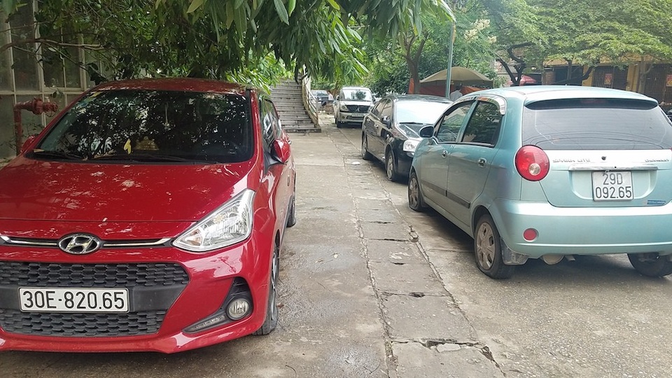 Gần 40 ô tô ở khu chung cư Hà Nội bị chọc thủng lốp trong đêm - 1
Ba chiếc ô tô đỗ liền nhau đều bị chọc thủng lốp. Trong đó chiếc xe màu đỏ bị chọc thủng 4 lốp, còn hai xe kia mỗi xe bị chọc thủng 3 lốp.