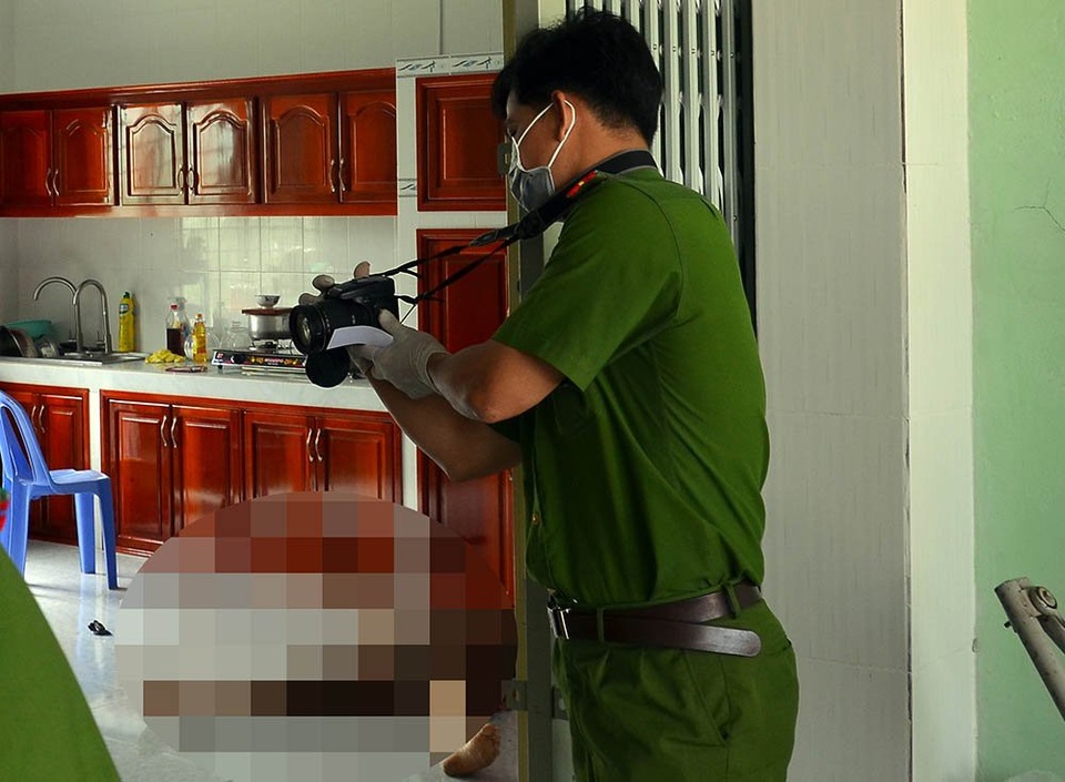 Lời khai của nghi phạm chột mắt đâm nữ tiểu thương 14 nhát dao - 2
Công an khám nghiệm hiện trường vụ án mạng rúng động. Ảnh: C.A