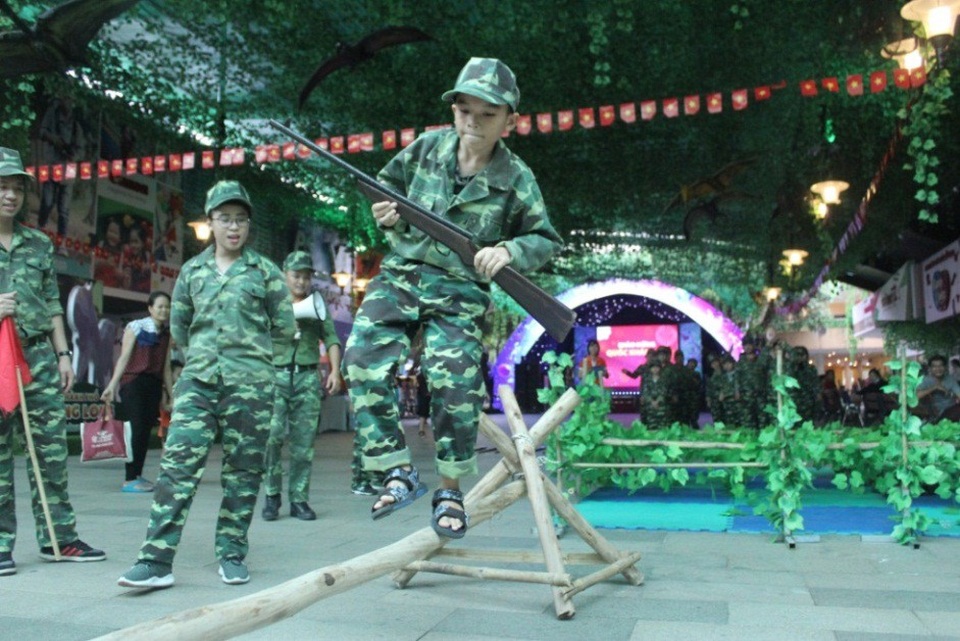 Địa điểm vui chơi lý tưởng dịp lễ 30/4 – 1/5 - 1
Các chiến sĩ cần phát huy hết khả năng nhanh nhẹn, khéo léo, đoàn kết để vượt qua thử thách.
