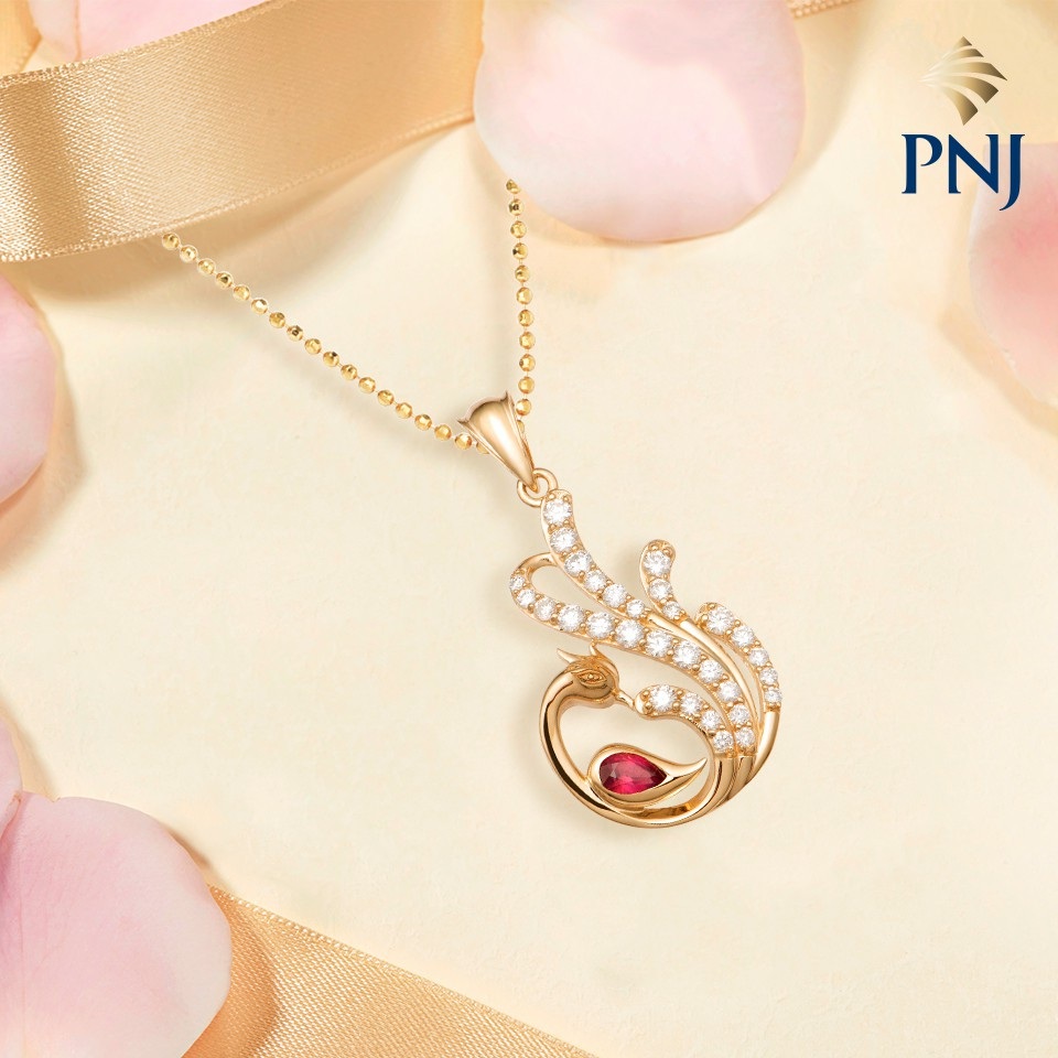 Trang sức Phượng Hoàng phiên bản giới hạn mừng sinh nhật 30 năm PNJ - 2
30 viên kim cương cùng viên Ruby giọt lộng lẫy, uyển chuyển như vũ điệu đầy quyến rũ của Phượng hoàng cùng ánh lửa tái sinh rực rỡ.