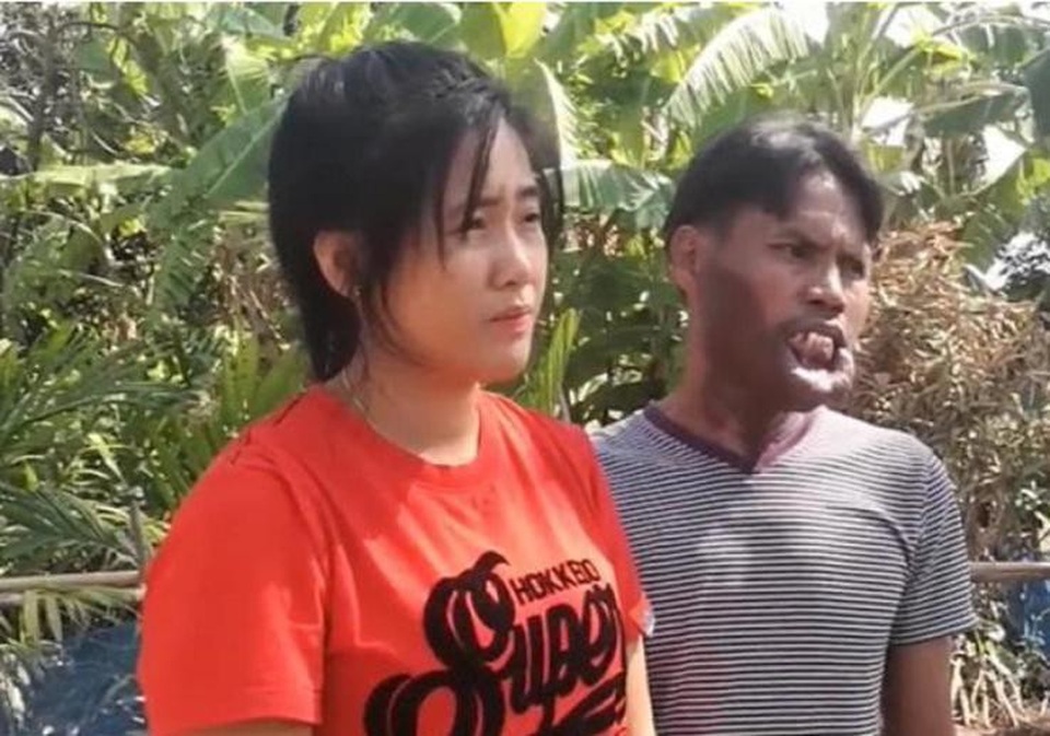 Chuyện tình người đẹp và anh chàng "quái thú" rung động hàng triệu con tim - 1 Cặp đôi đã tổ chức một lễ cưới đơn giản tại ngôi làng ở Đông Nam tỉnh Surin, Thái Lan