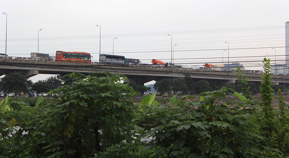 Hà Nội: Tắc kinh hoàng khi người dân đổ về quê nghỉ lễ - 11
Đường cao tốc trên cao hướng từ Bến xe Nước Ngầm vào trung tâm thành phố, các phương tiện cũng bị ùn tắc cục bộ, các xe nối đuôi nhau thành hàng dài