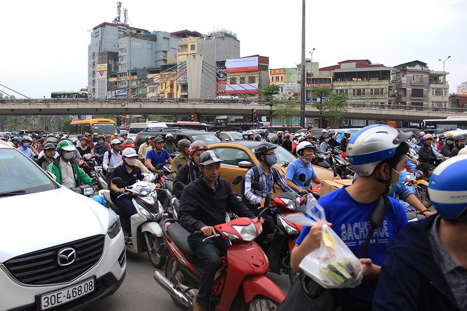 Hà Nội: Tắc kinh hoàng khi người dân đổ về quê nghỉ lễ - 3
Người và phương tiện ken đặc lòng đường...
