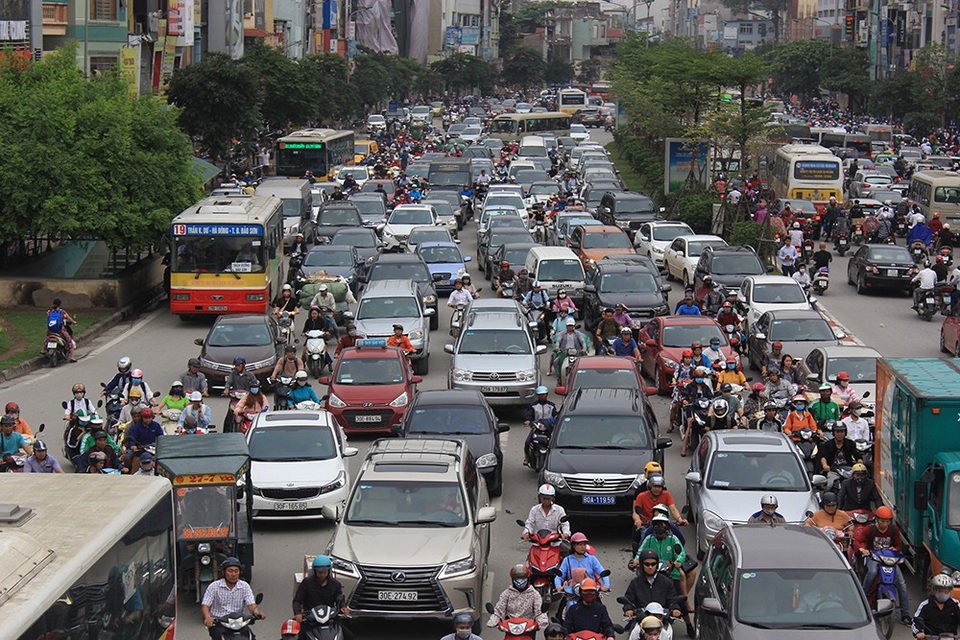 Hà Nội: Tắc kinh hoàng khi người dân đổ về quê nghỉ lễ - 4
Hướng từ Ngã Tư Vọng ra Ngã Tư Sở cũng không khác nhiều chiều ngược lại