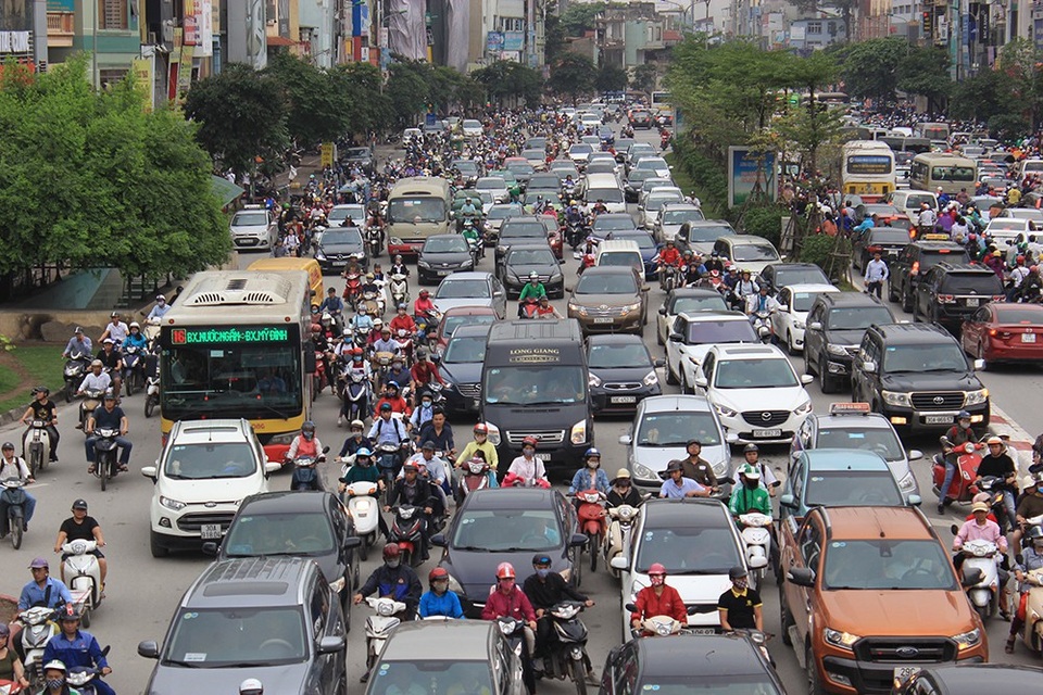 Hà Nội: Tắc kinh hoàng khi người dân đổ về quê nghỉ lễ - 5
Dòng phương tiện nhích từng xentimet trên đường...