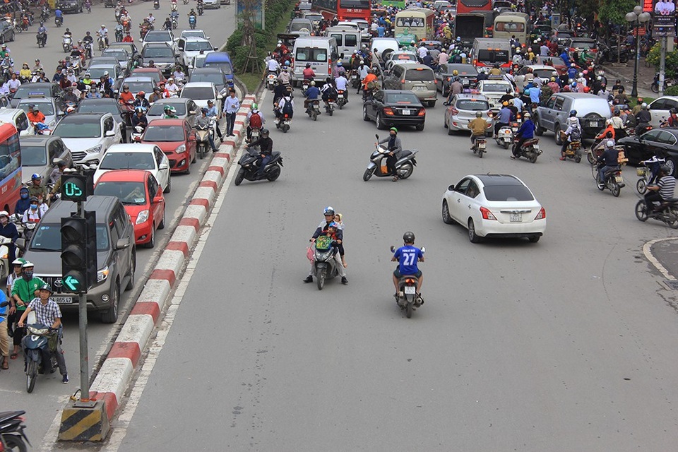 Hà Nội: Tắc kinh hoàng khi người dân đổ về quê nghỉ lễ - 7
Trước cảnh tượng ùn tắc kinh hoàng, nhiều người đã bất chấp nguy hiểm đi ngược chiều tuyến đường