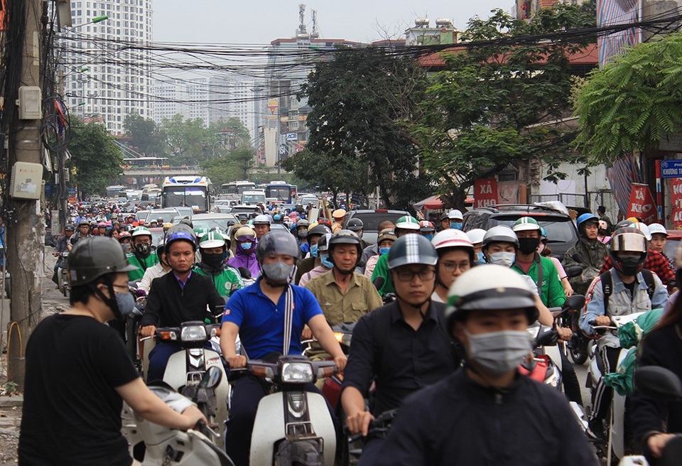 Hà Nội: Tắc kinh hoàng khi người dân đổ về quê nghỉ lễ - 8
Ùn tắc kéo... rất dài