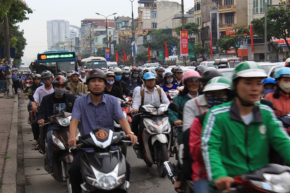 Hà Nội: Tắc kinh hoàng khi người dân đổ về quê nghỉ lễ - 9 Hà Nội: Tắc kinh hoàng khi người dân đổ về quê nghỉ lễ - 9