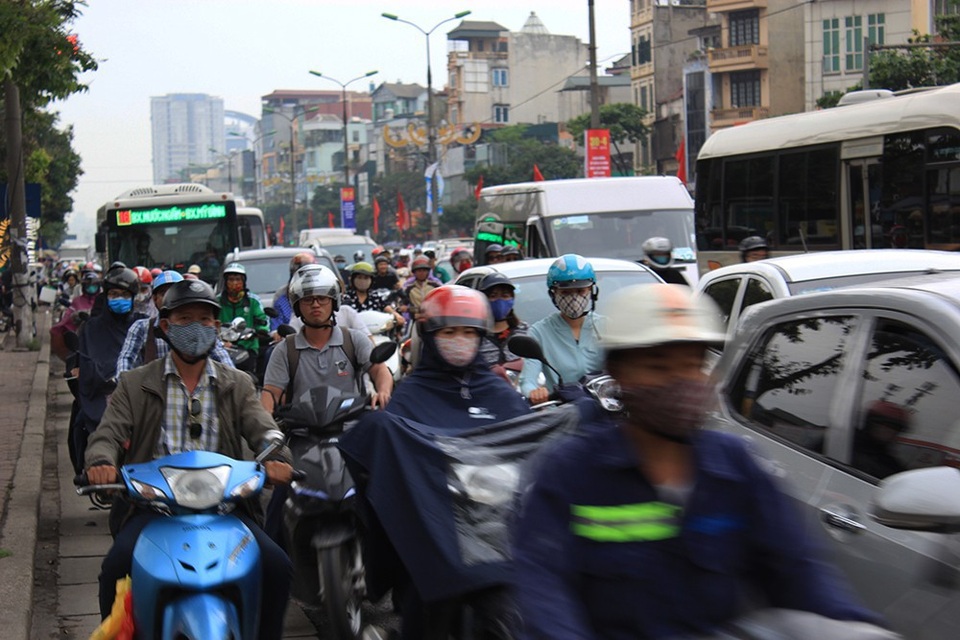 Hà Nội: Tắc kinh hoàng khi người dân đổ về quê nghỉ lễ - 10
Đường Giải Phóng hướng đi Bến xe Giáp Bát - Bến xe Nước ngầm cũng rơi vào tình trạng ùn tắc cục bộ.