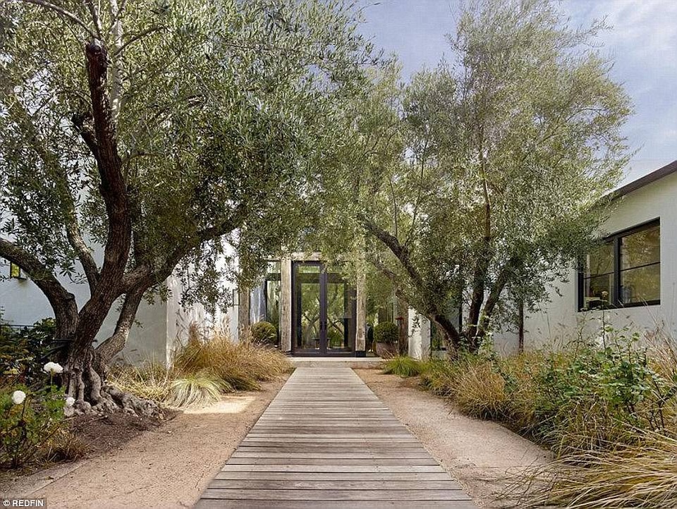 
Toàn cảnh ngôi biệt thự xa hoa của cặp sao đình đám xứ sương mù.
