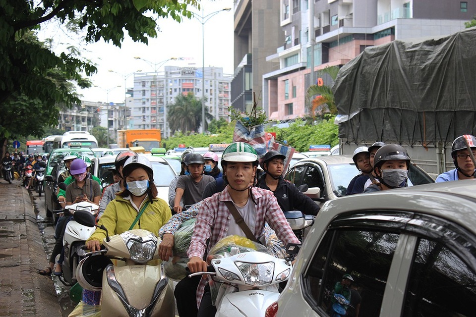 Hà Nội: Tắc kinh hoàng khi người dân đổ về quê nghỉ lễ - 19 Con đường ngay sát bến xe Mỹ Đình trong đầu giờ chiều nay rơi vào tình trạng ùn tắc cục bộ do lưu lượng xe khách tăng lên.