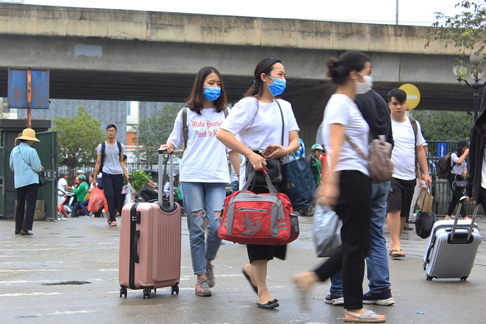 Hà Nội: Tắc kinh hoàng khi người dân đổ về quê nghỉ lễ - 12
Nhiều bạn sinh viên tay xách nách mang ra bến xe Mỹ Đình mua vé về quê trước kỳ nghỉ lễ 30/4, 1/5.