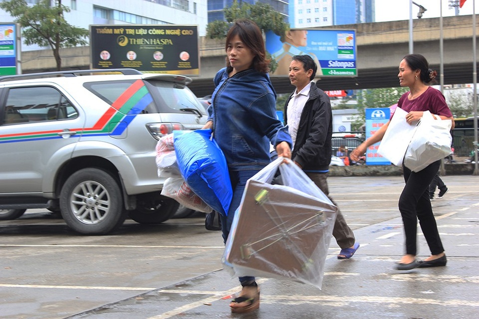 Hà Nội: Tắc kinh hoàng khi người dân đổ về quê nghỉ lễ - 13 Cả những người dân xa quê...