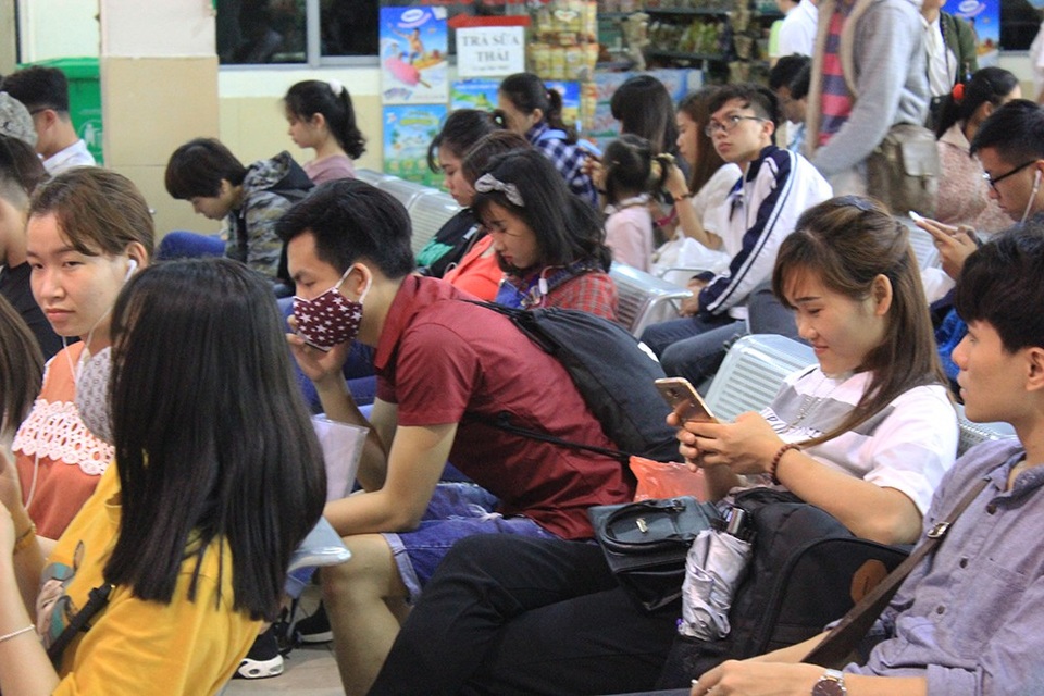 Hà Nội: Tắc kinh hoàng khi người dân đổ về quê nghỉ lễ - 16 Nhiều người mệt mỏi ngồi chờ trong bến xe đợi để mua vé.
