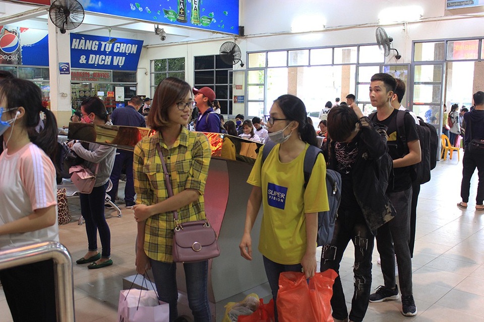 Hà Nội: Tắc kinh hoàng khi người dân đổ về quê nghỉ lễ - 14 Hà Nội: Tắc kinh hoàng khi người dân đổ về quê nghỉ lễ - 14