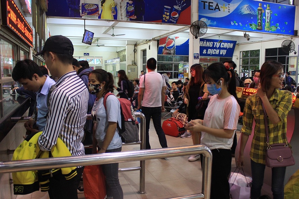 Hà Nội: Tắc kinh hoàng khi người dân đổ về quê nghỉ lễ - 15 Hà Nội: Tắc kinh hoàng khi người dân đổ về quê nghỉ lễ - 15
