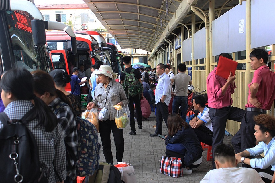 Hà Nội: Tắc kinh hoàng khi người dân đổ về quê nghỉ lễ - 18
Trong bến xe, mặc dù đã mua được vé nhưng hành khách vẫn phải đợi xe xuất bến vì nhu cầu xe khách tăng đột biến trong ngày hôm nay và dự báo cả những ngày sắp tới, trước 30/4.