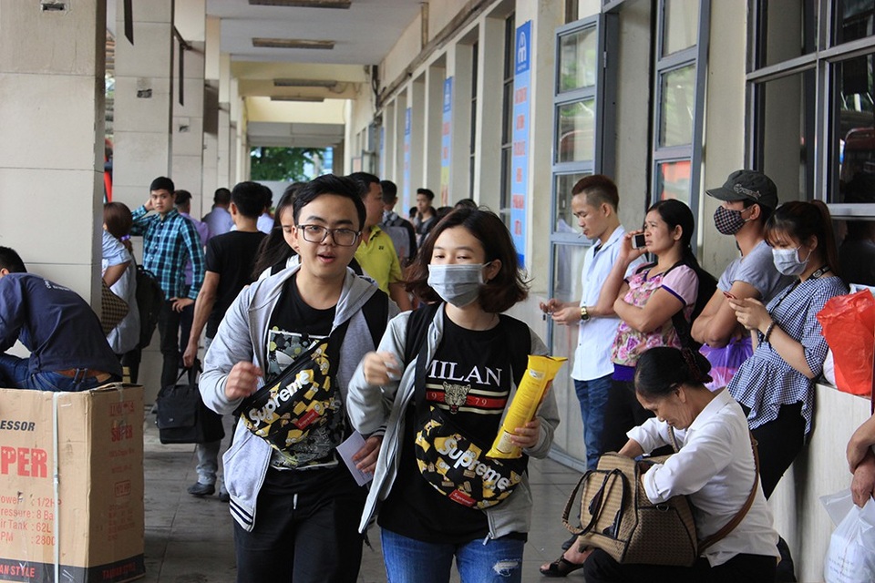 Hà Nội: Tắc kinh hoàng khi người dân đổ về quê nghỉ lễ - 17 Hà Nội: Tắc kinh hoàng khi người dân đổ về quê nghỉ lễ - 17