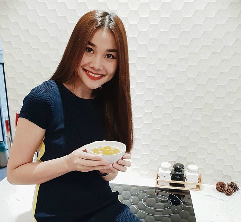 Hoa hậu Kỳ Duyên khoe "bầu 5 tháng"; Elly Trần diện đồ "kín bưng" vẫn khiến "nhức mắt" - 12 Thanh Hằng khoe thành quả chén chè do đích thân cô vào bếp, nữ diễn viên viết: Nghe đồn các em đang thi, ăn chén chè cho lấy sức mai thi tốt nè. Yeah Hằng can cook.
