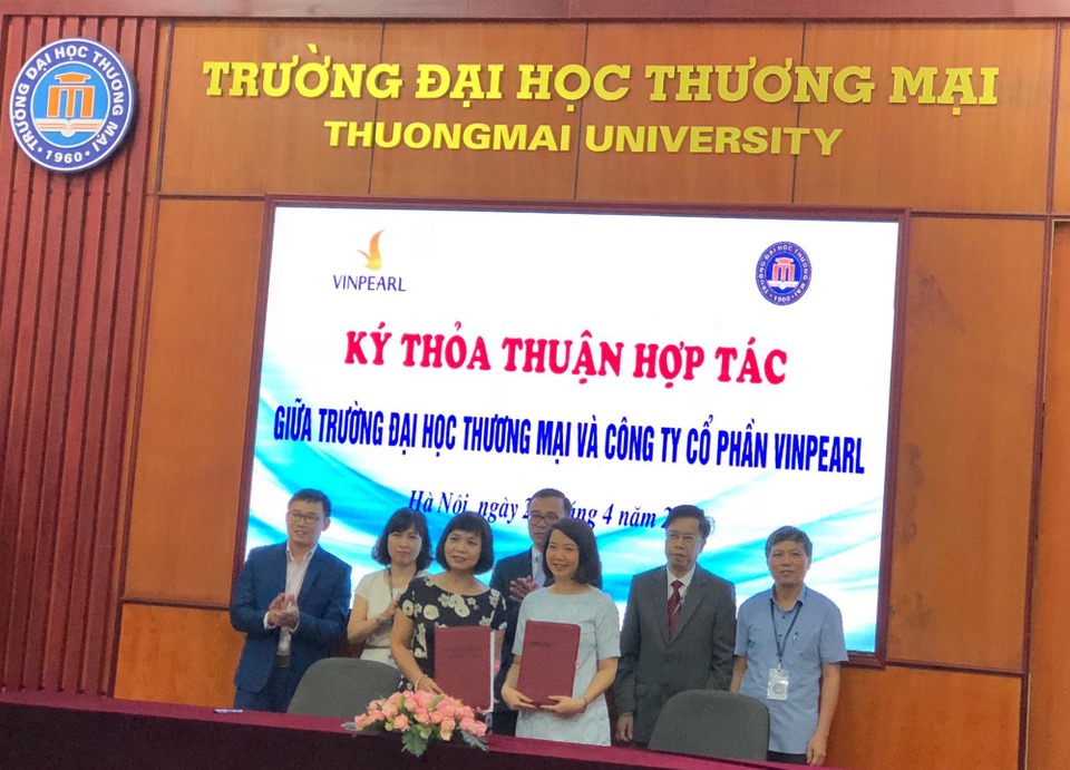 Trường ĐH Thương Mại đưa sinh viên ngành Du lịch thực tập ở môi trường chuẩn 5 sao - 1
Trường ĐH Thương Mại đã ký kết hợp tác với Công ty Cổ phần Vinpearl.