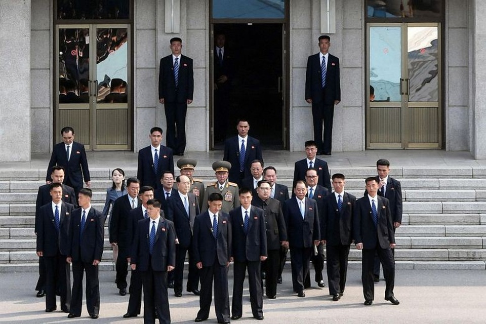 12 vệ sĩ chạy bộ hộ tống xe chở ông Kim Jong-un - 3
Ông Kim được hộ tống bởi nhóm vệ sĩ mặc vest đen. Tháp tùng ông Kim Jong-un trong chuyến đi tới Khu phi quân sự còn có 9 quan chức đảng, chính phủ, quân đội. (Ảnh: AFP)