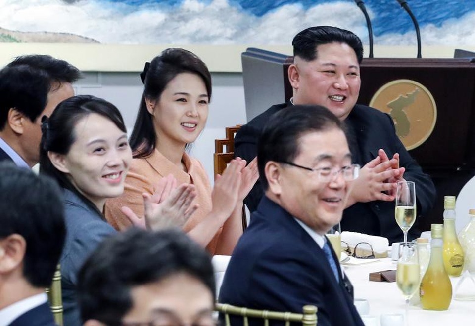 Những hình ảnh ấn tượng trong cuộc gặp lịch sử Hàn - Triều - 22 Nhà lãnh đạo Kim Jong-un cùng phu nhân và em gái ngồi trên cùng bàn tiệc.