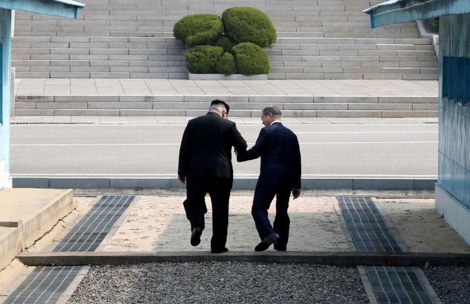 Những hình ảnh ấn tượng trong cuộc gặp lịch sử Hàn - Triều - 3 Ông Kim Jong-un là nhà lãnh đạo Triều Tiên đầu tiên đặt chân tới lãnh thổ Hàn Quốc từ sau chiến tranh liên Triều (1950-1953).
