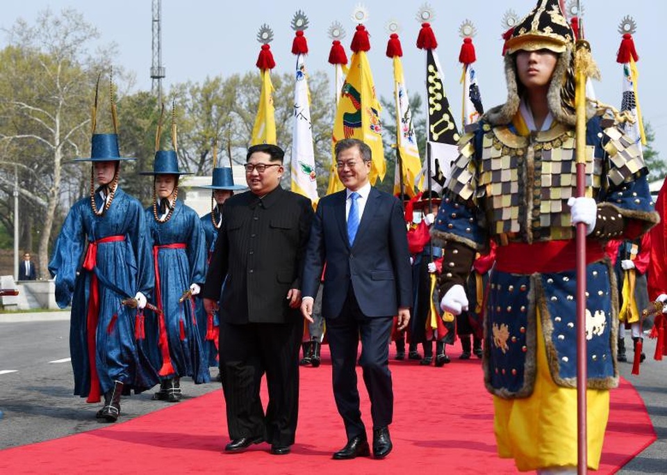 Những hình ảnh ấn tượng trong cuộc gặp lịch sử Hàn - Triều - 5 Nhà lãnh đạo Kim Jong-un và Tổng thống Moon Jae-in cùng nhau thực hiện nghi thức đón tiếp tại khu phi quân sự liên Triều.