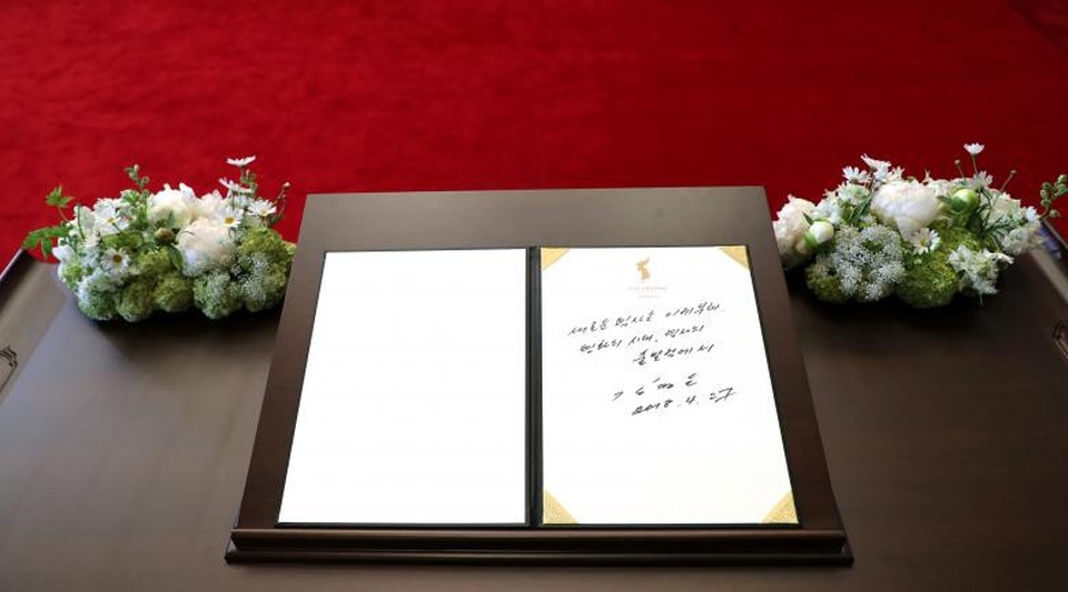 Những hình ảnh ấn tượng trong cuộc gặp lịch sử Hàn - Triều - 9 Bút tích của ông Kim Jong-un trên sổ lưu niệm mang nội dung: “Lịch sử mới bắt đầu; kỉ nguyên của hòa bình, từ điểm khởi đầu của lịch sử”.