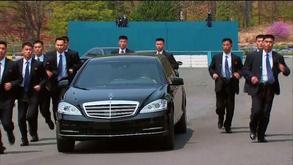12 vệ sĩ chạy bộ hộ tống xe chở ông Kim Jong-un - 8
(Ảnh: AFP)