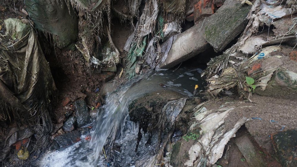 Công ty môi trường bị tố xả thải bẩn ra môi trường - 3
Nước thải từ hệ thống xử lý phân bùn bể phốt được xả thải ra môi trường qua hệ thống cống nước thải chung của khu dân cư.