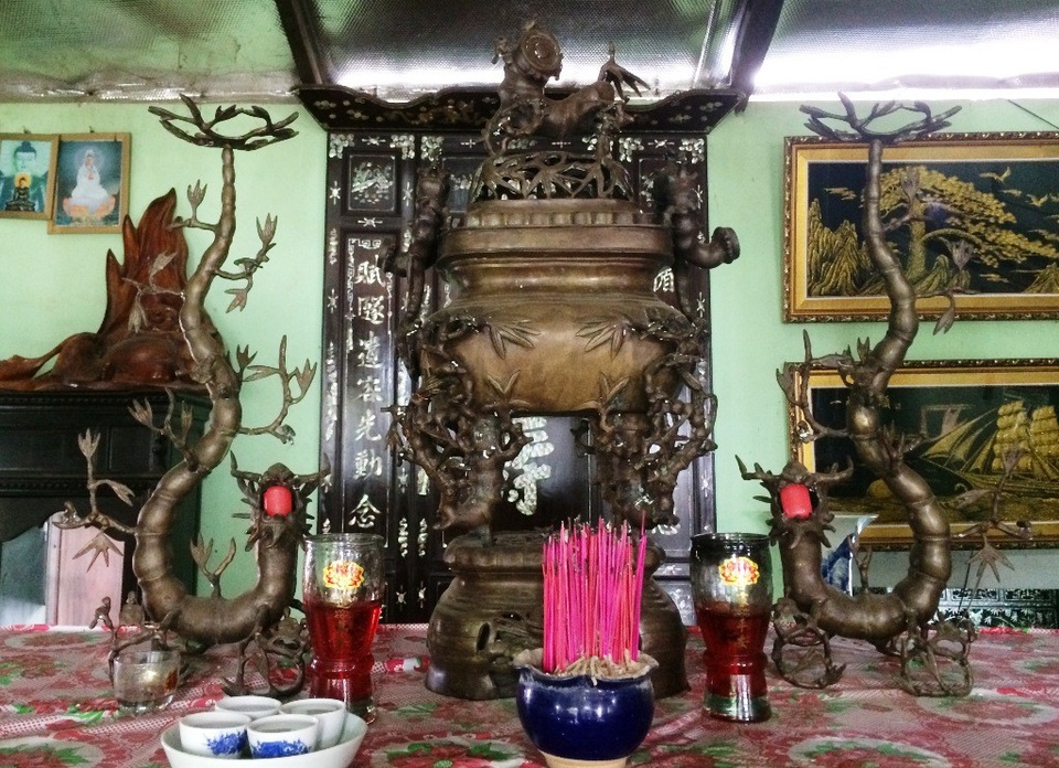 Ngỡ ngàng ngắm những đồ cổ “độc nhất vô nhị” trong ngôi nhà miền Tây - 12 Bộ bát hương bằng đồng độc đáo