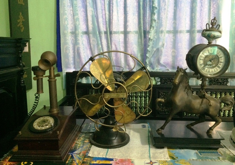 Ngỡ ngàng ngắm những đồ cổ “độc nhất vô nhị” trong ngôi nhà miền Tây - 13
Ngoài đồ gỗ còn nhiều vật dụng cổ khác bằng nhiều chất liệu khác nhau.