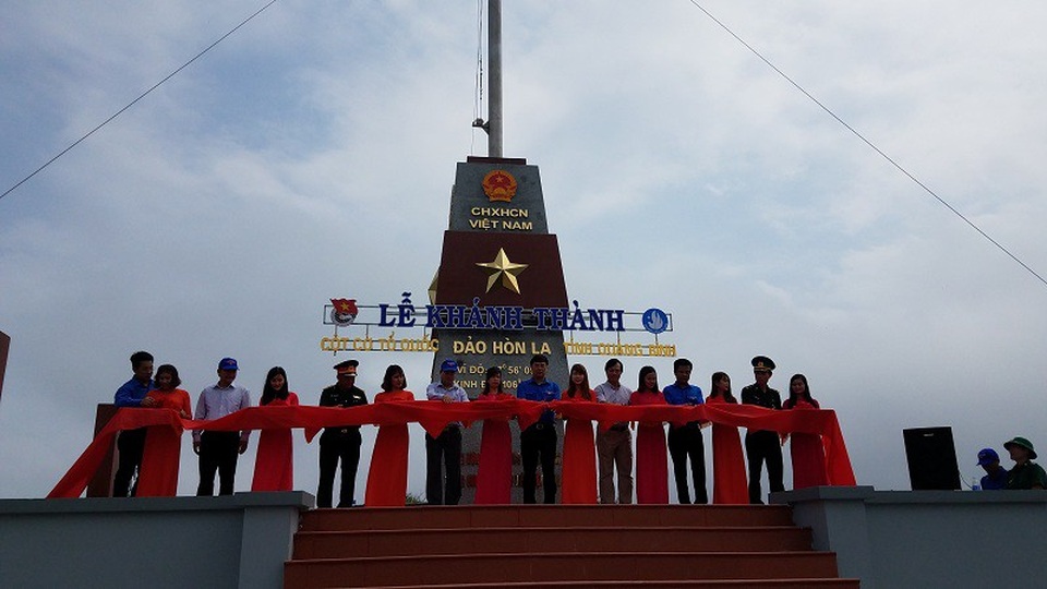 Khánh thành cột cờ Tổ quốc cao hơn 22m trên đảo Hòn La - 1 Lễ khánh thành cột cờ Tổ quốc trên đảo Hòn La