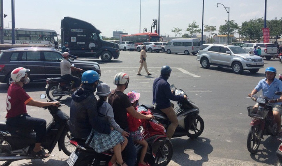 Xe máy tấp nập đổ về miền Tây, giao thông cửa ngõ Sài Gòn “nghẹt thở” - 9 CSGT được tăng cường tối đa đến các giao lộ ở cửa ngõ phái Đông TPHCM để điều tiết, giải toả giao thông.