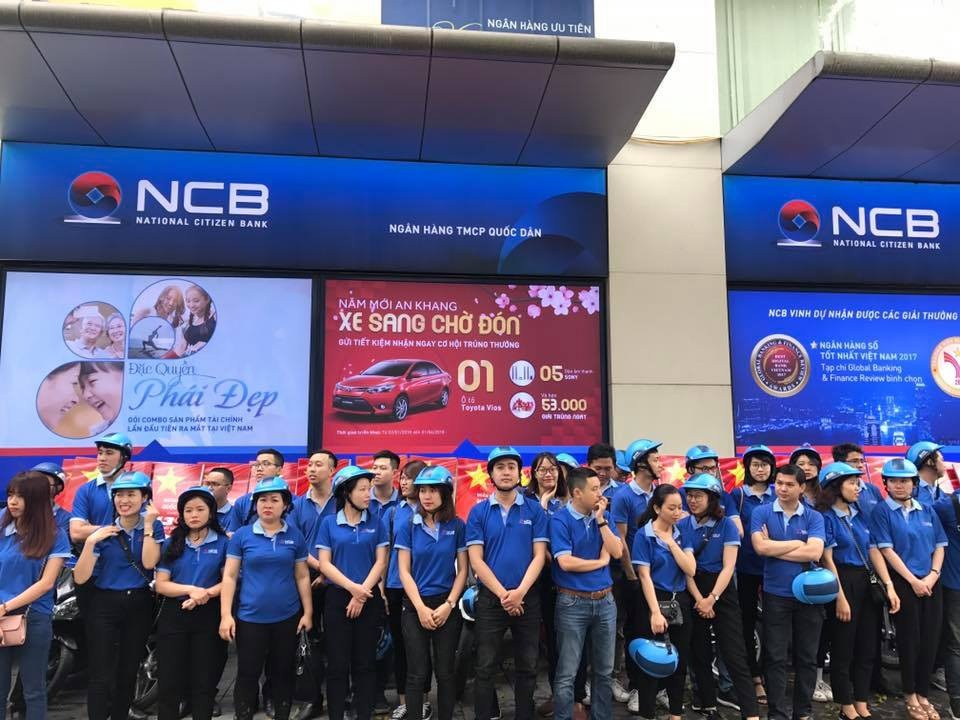Ngân hàng Quốc Dân "nhuộm xanh" đường phố, chào mừng ngày lễ thống nhất đất nước - 2 Ngay từ sáng sớm, các CBNV của NCB trên toàn quốc đã cùng tập trung tại địa điểm để sẵn sàng cho buổi Roadshow. Với sức trẻ và lòng nhiệt huyết của mình, các thành viên đều hừng hực khí thế ra quân để quảng bá hình ảnh và thương hiệu NCB đồng thời tiếp tục đẩy mạnh tư vấn giới thiệu với khách hàng về các dịch vụ của Ngân hàng NCB.