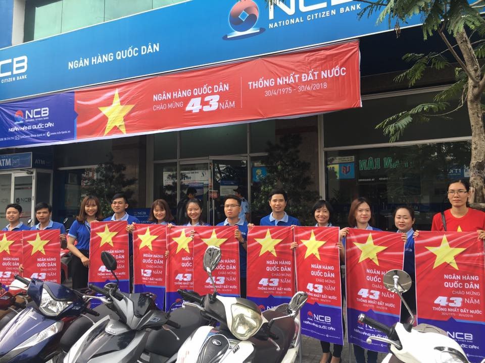 Ngân hàng Quốc Dân "nhuộm xanh" đường phố, chào mừng ngày lễ thống nhất đất nước - 3 NCB luôn luôn nỗ lực mang tới hình ảnh thân thiện, gần gũi, trẻ trung tới với khách hàng.