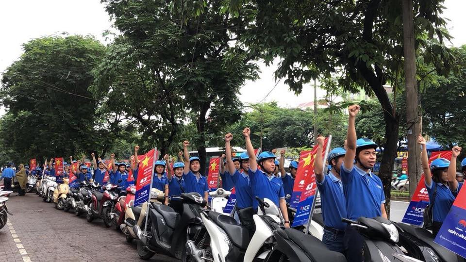 Ngân hàng Quốc Dân "nhuộm xanh" đường phố, chào mừng ngày lễ thống nhất đất nước - 4 Hình ảnh màu áo xanh thân thương của NCB xuất hiện rực rỡ trên khắp mọi miền Tổ quốc, khiến người dân, khách hàng vô cùng ấn tượng.