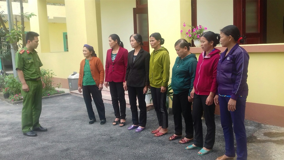Bắt giữ hàng chục phụ nữ sát phạt trên chiếu bạc - 1 7 đối tượng là nữ giới sát phạt nhau trên chiếu bạc trong lúc chờ nhau đi ăn cỗ