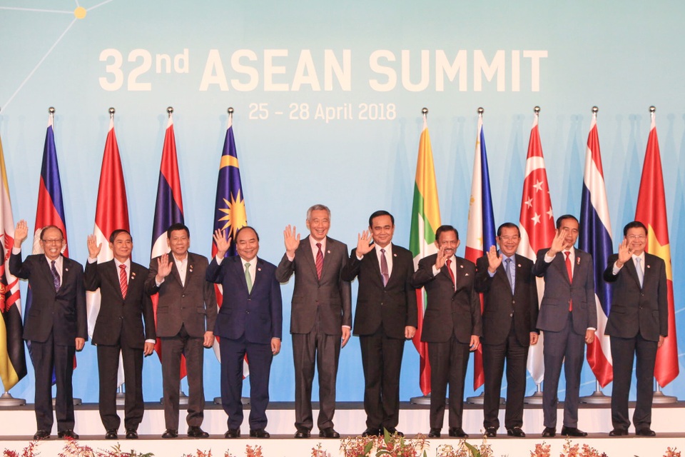 Thủ tướng nhấn mạnh vấn đề Biển Đông trong chuyến thăm Singapore và ASEAN 32 - 3
Thủ tướng Nguyễn Xuân Phúc và lãnh đạo các nước ASEAN